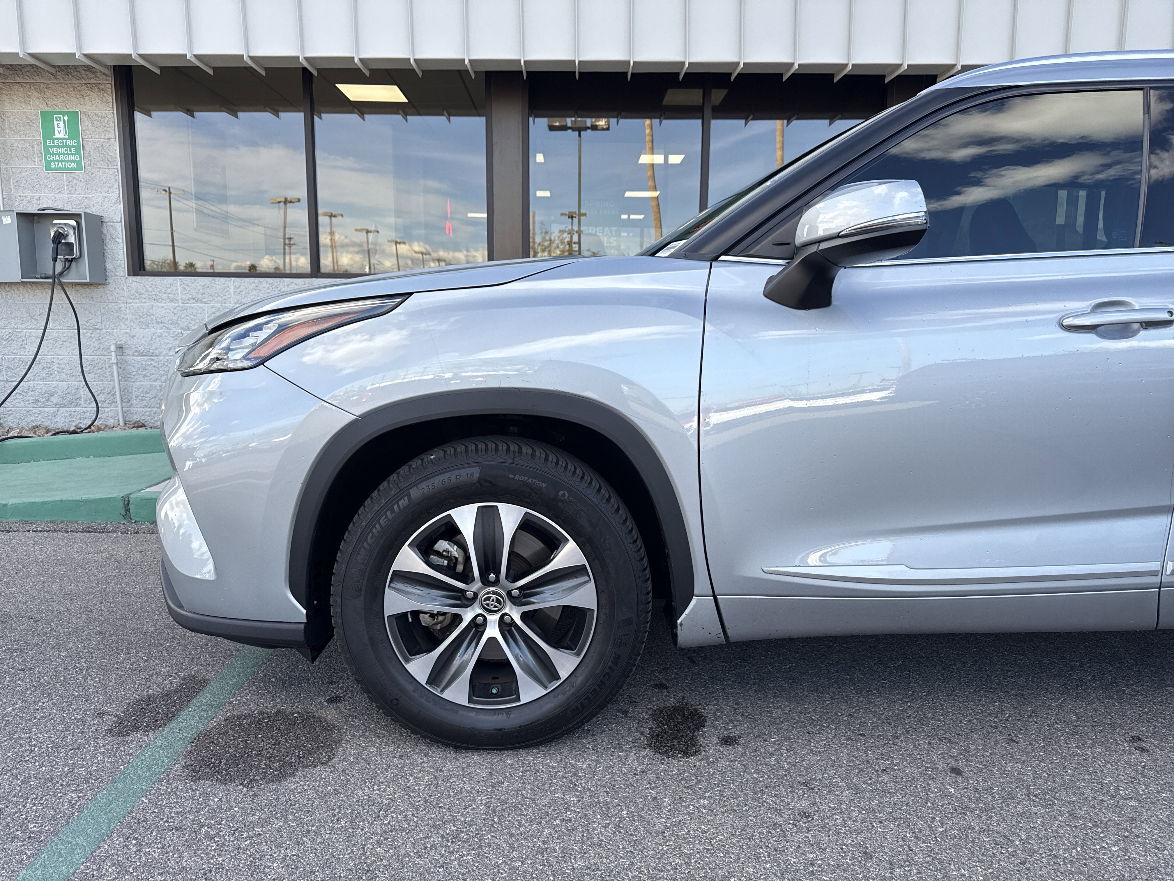 Used 2020 Toyota Highlander XLE image 3