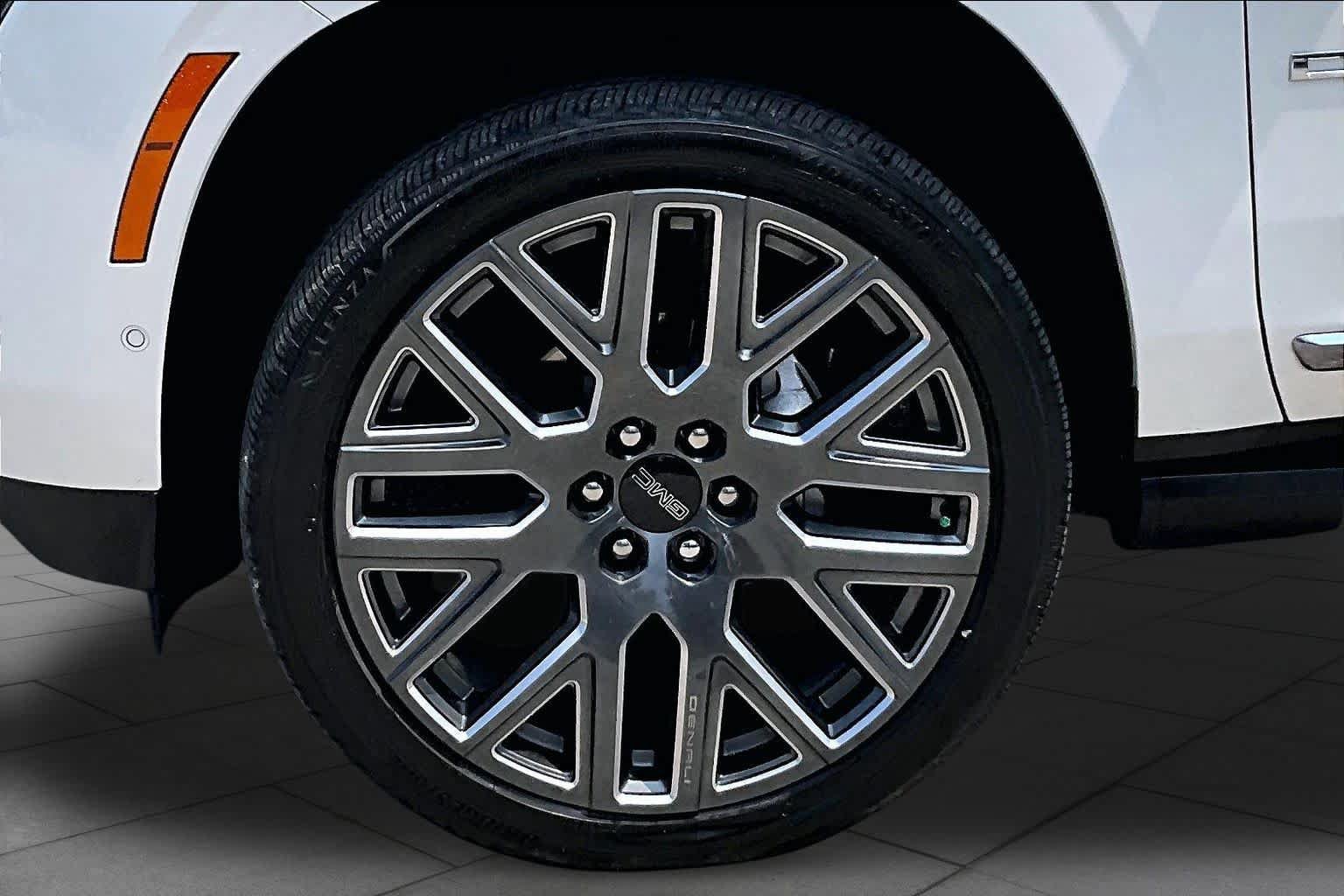 Used 2025 GMC Yukon XL Denali Ultimate AWD/4WD image 11