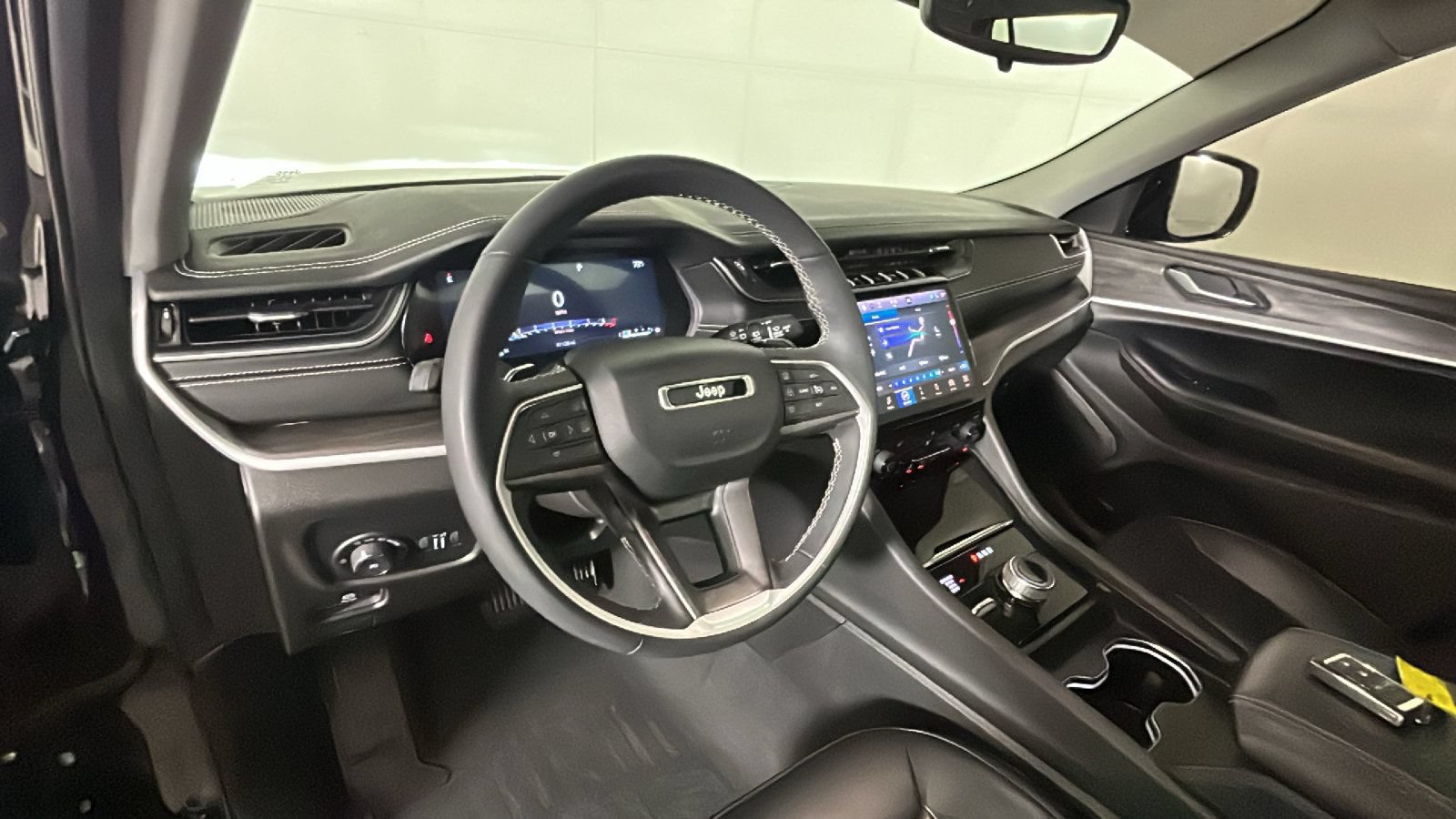 Used 2023 Jeep Grand Cherokee L Limited AWD/4WD image 14