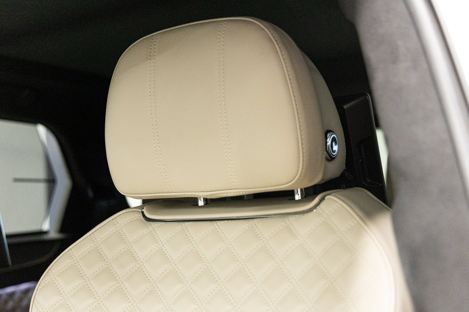 Certified 2023 Bentley Bentayga Plug-In Hybrid AWD/4WD image 30