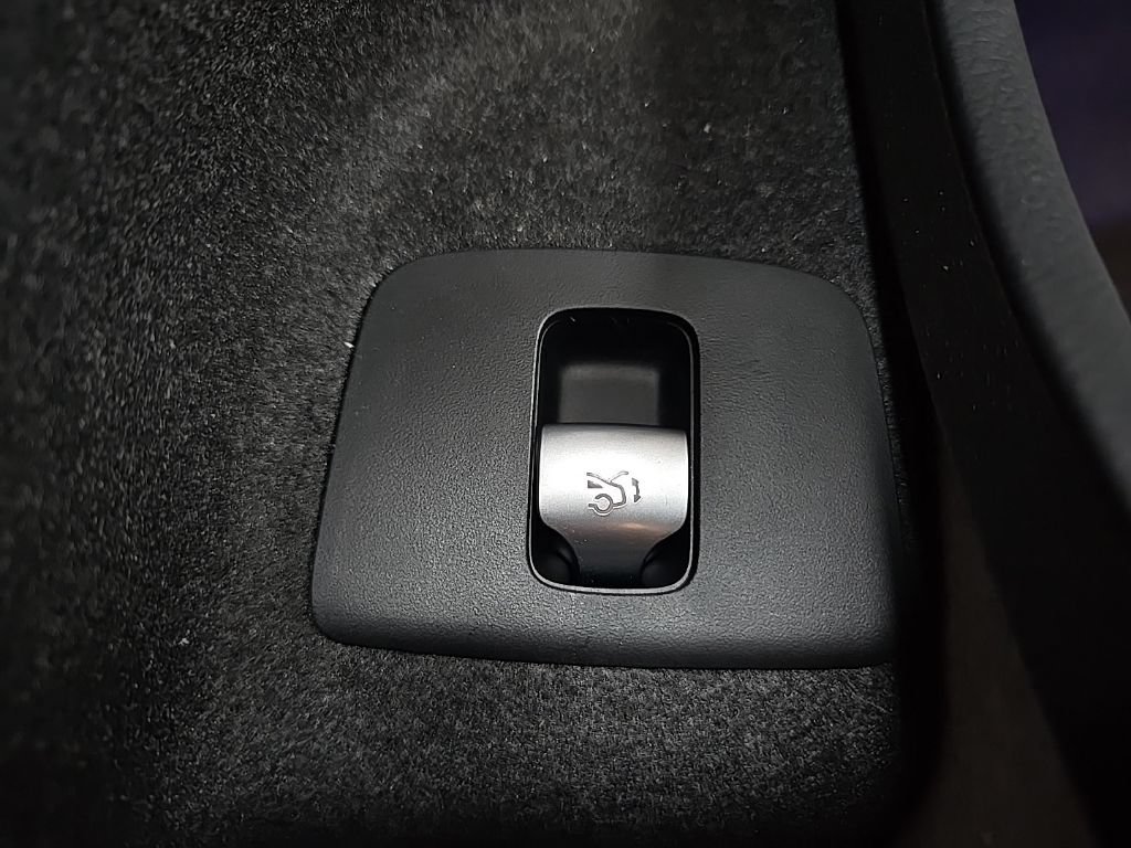Used 2025 Mercedes-Benz E 350 4MATIC Sedan image 18