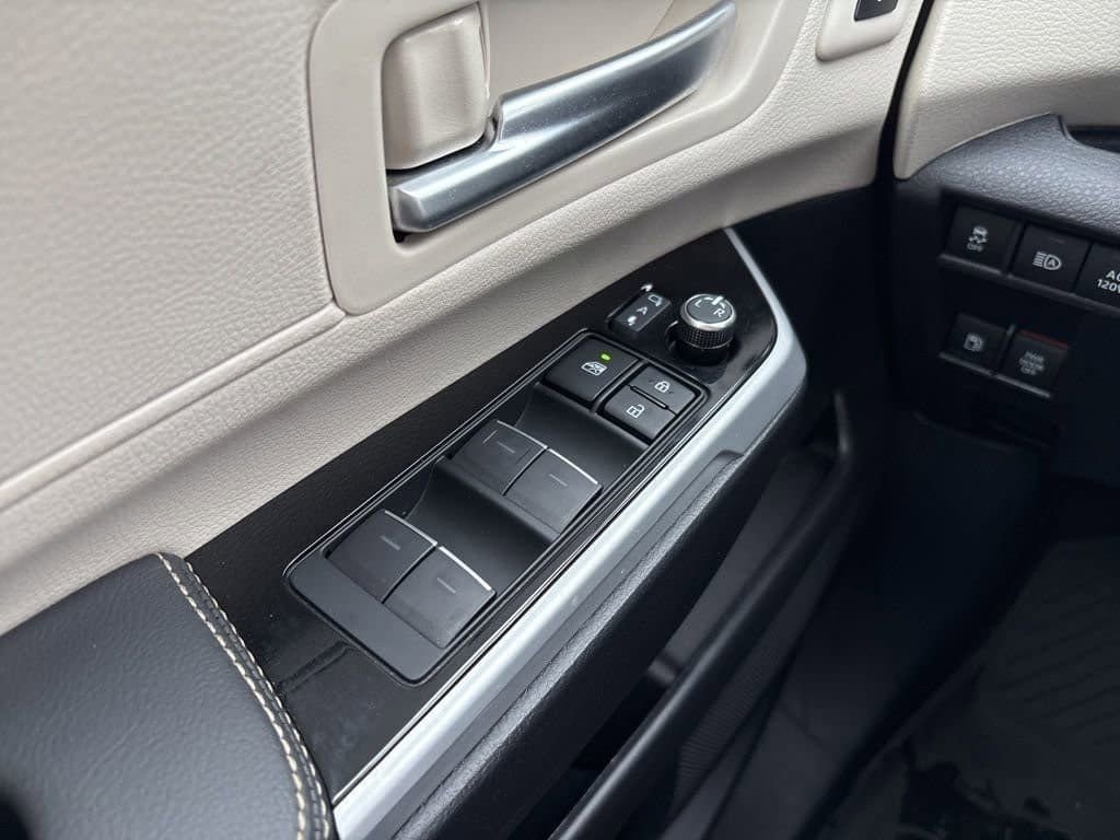 Used 2025 Toyota Sienna Limited image 31