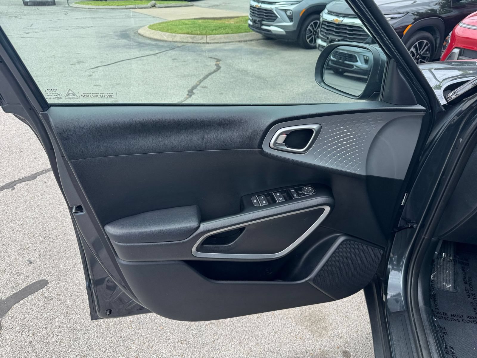 Used 2025 Kia Soul LX w/ LX Technology Package FWD image 18