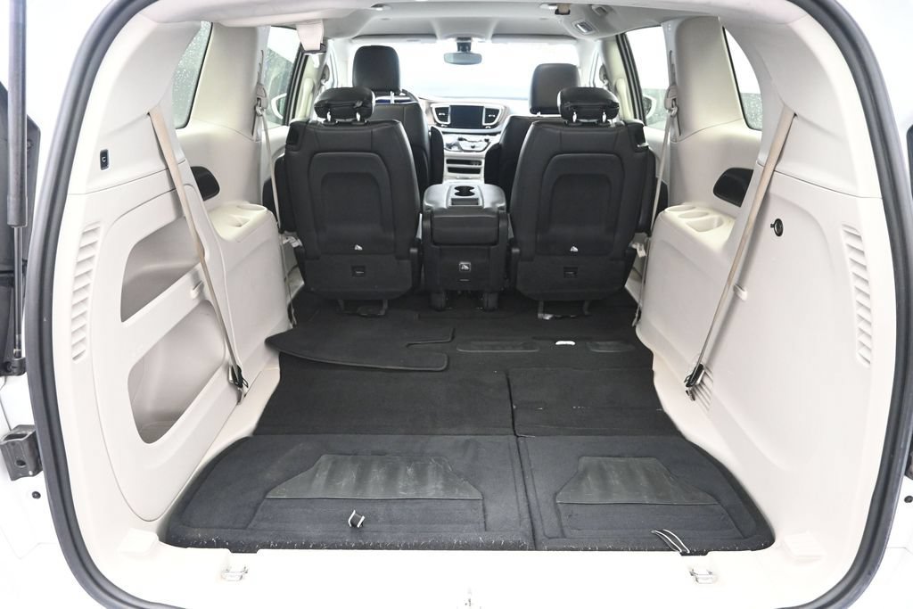 Used 2017 Chrysler Pacifica Touring-L FWD image 30