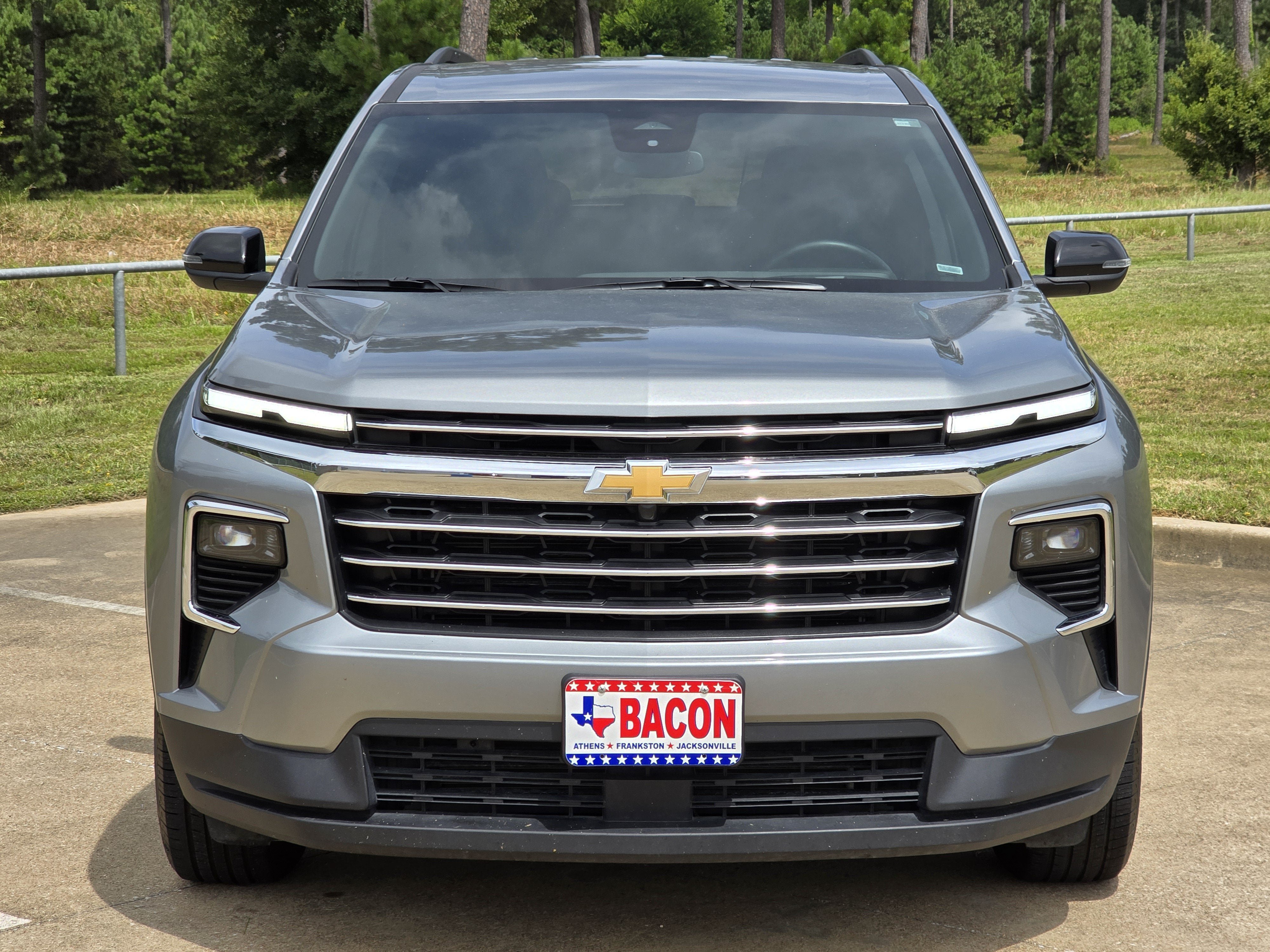 Used 2025 Chevrolet Traverse LT FWD image 2