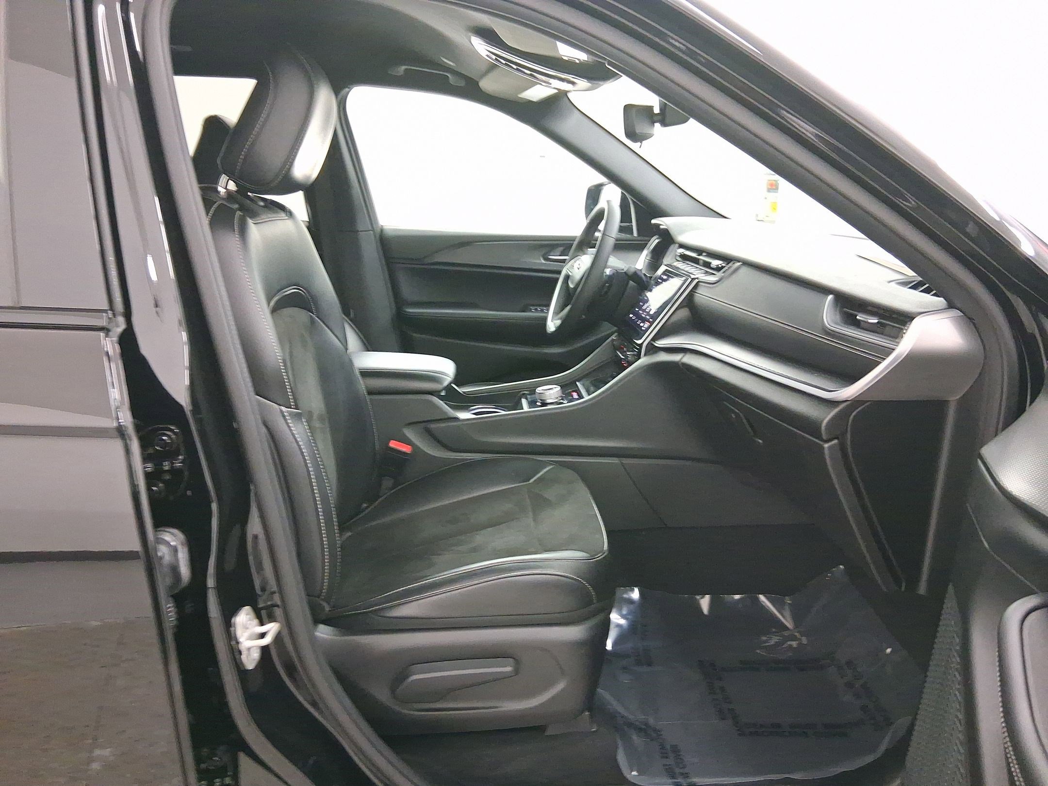 Used 2024 Jeep Grand Cherokee L Laredo image 33