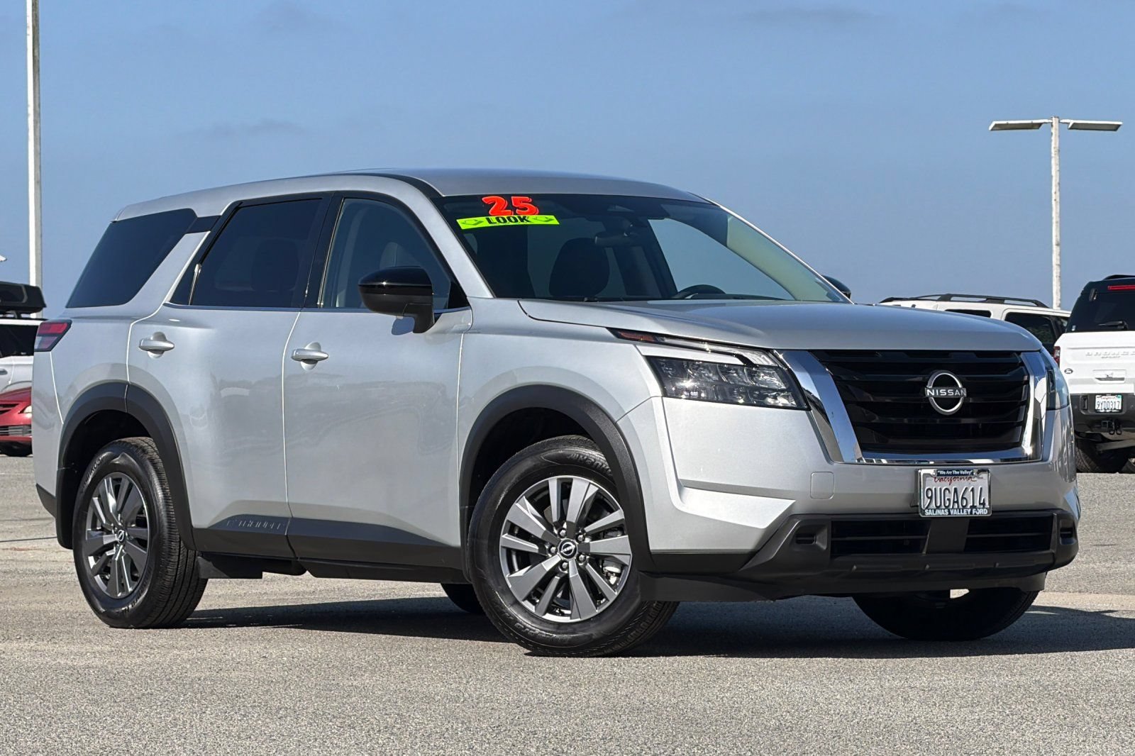 Used 2025 Nissan Pathfinder S FWD image 2