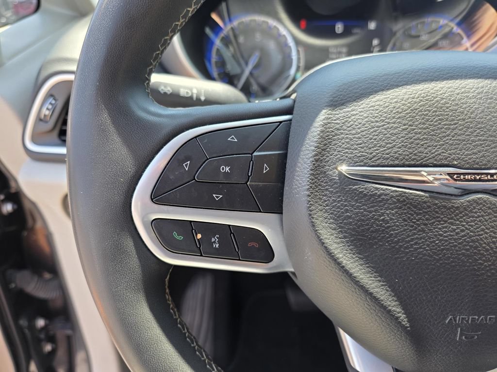 Used 2023 Chrysler Pacifica Touring-L FWD image 17