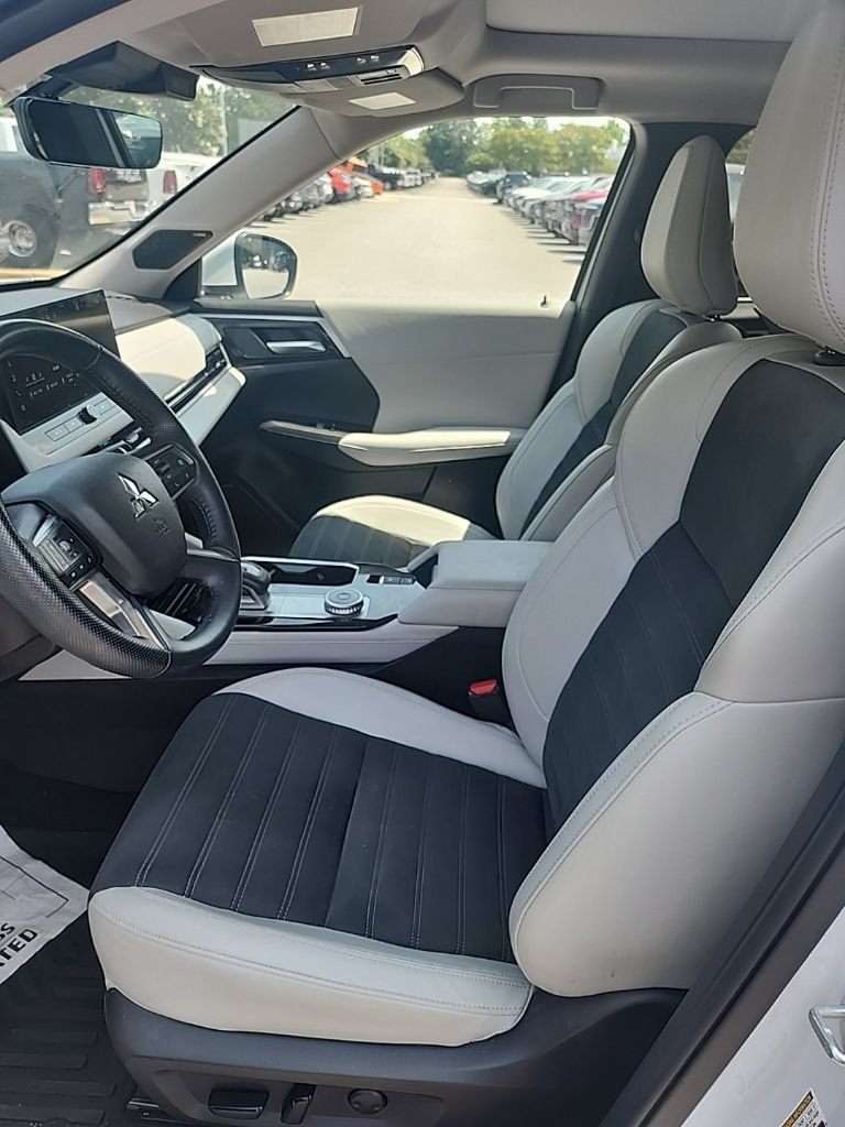 Used 2025 Mitsubishi Outlander SE AWD/4WD image 3