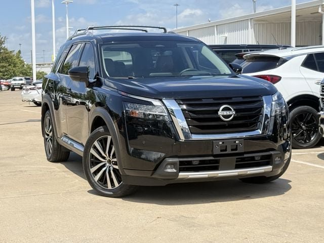 Used 2023 Nissan Pathfinder Platinum w/ Cargo Package AWD/4WD image 2