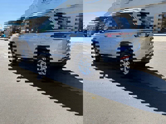 New 2025 Jeep Grand Cherokee Laredo image 4