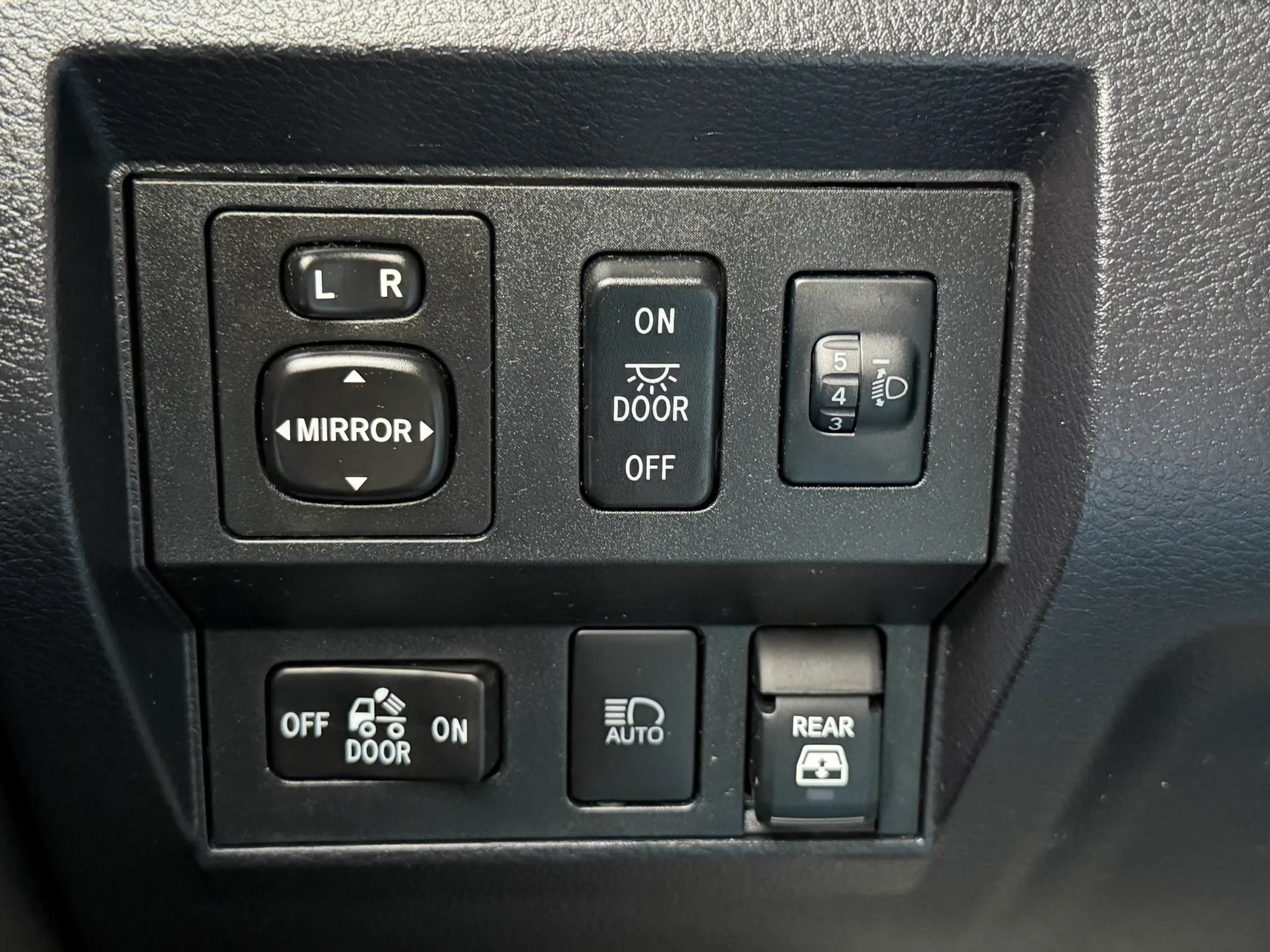Used 2021 Toyota Tundra Limited w/ Limited Premium Package AWD/4WD image 21