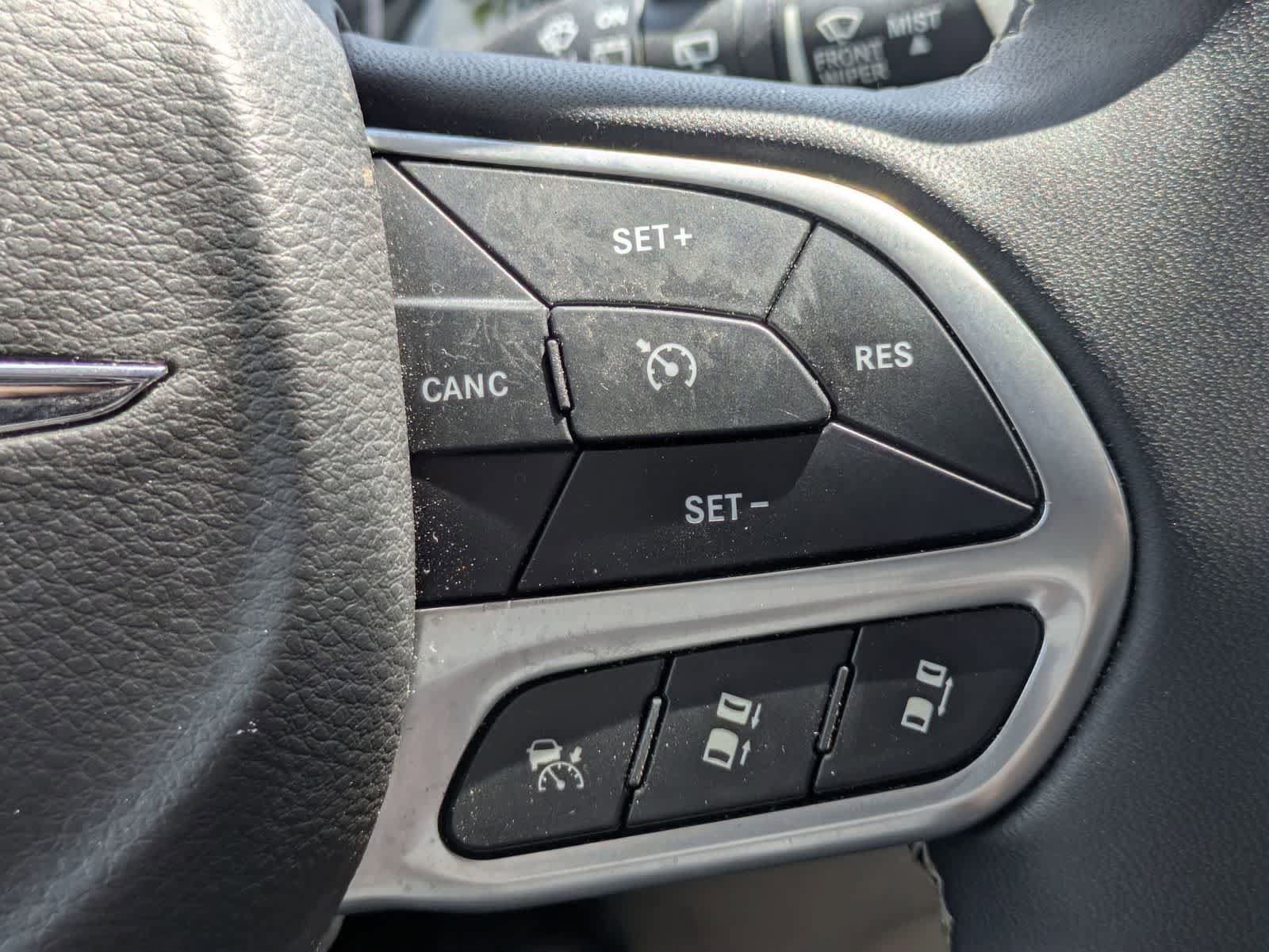 Used 2023 Chrysler Pacifica Limited FWD image 9