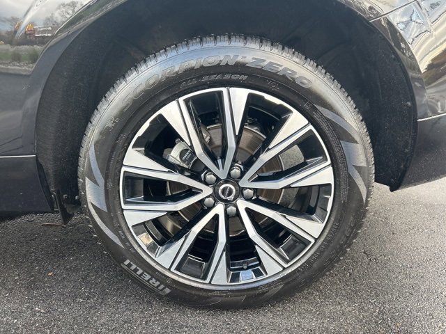 Certified 2025 Volvo XC60 B5 Core image 9