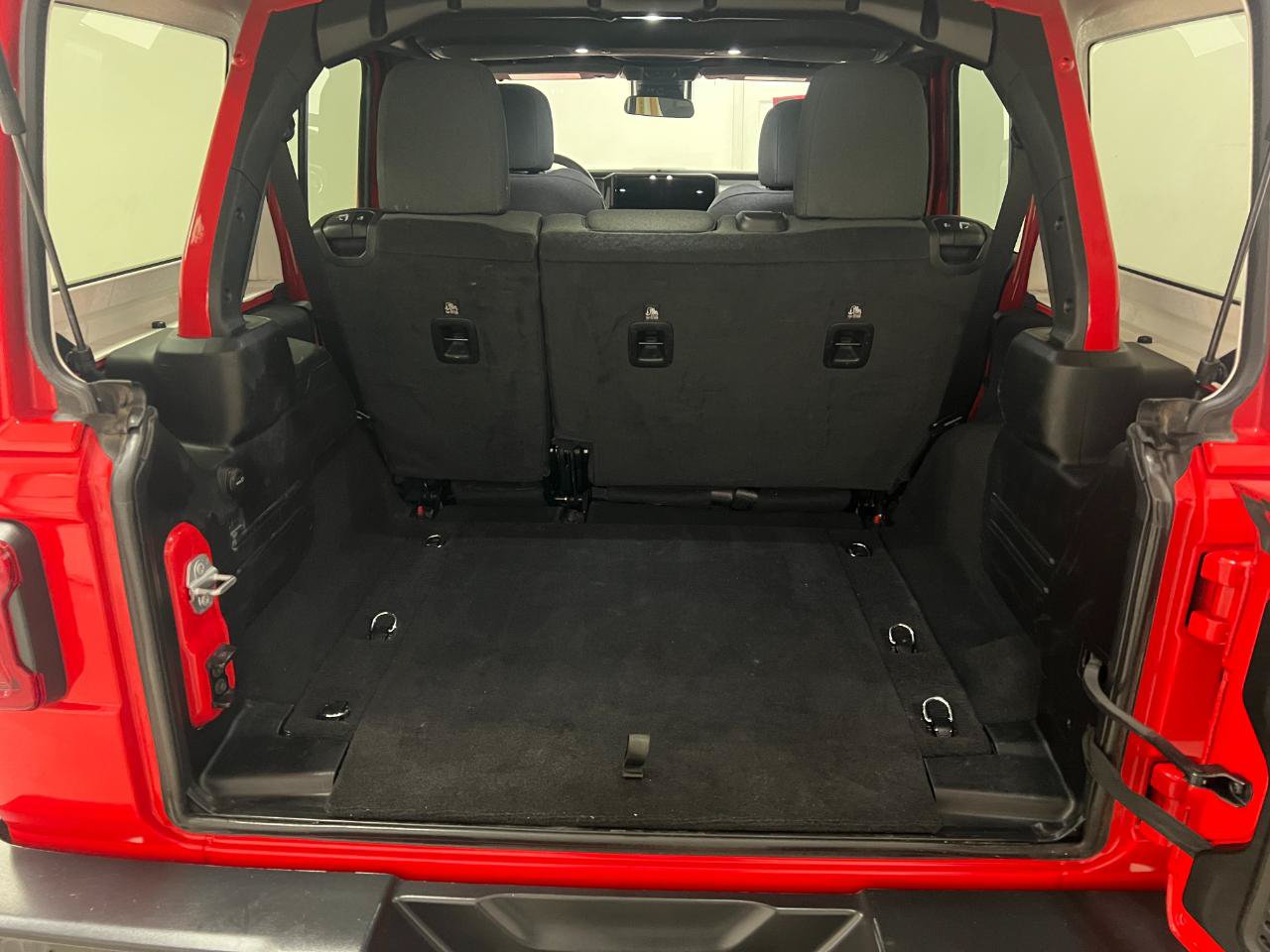 Used 2025 Jeep Wrangler Unlimited Sahara AWD/4WD image 25
