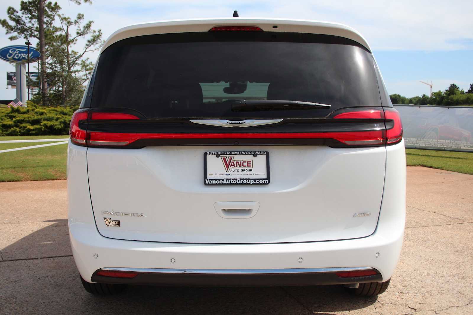 New 2025 Chrysler Pacifica Select AWD/4WD image 8