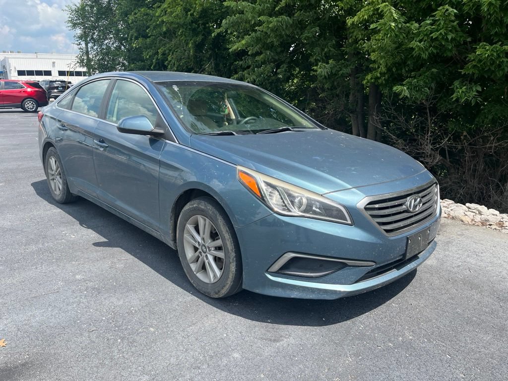 Used 2017 Hyundai Sonata SE FWD image 2