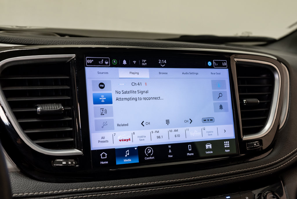 Used 2022 Chrysler Pacifica Limited w/ Uconnect Theater Family Group FWD image 19
