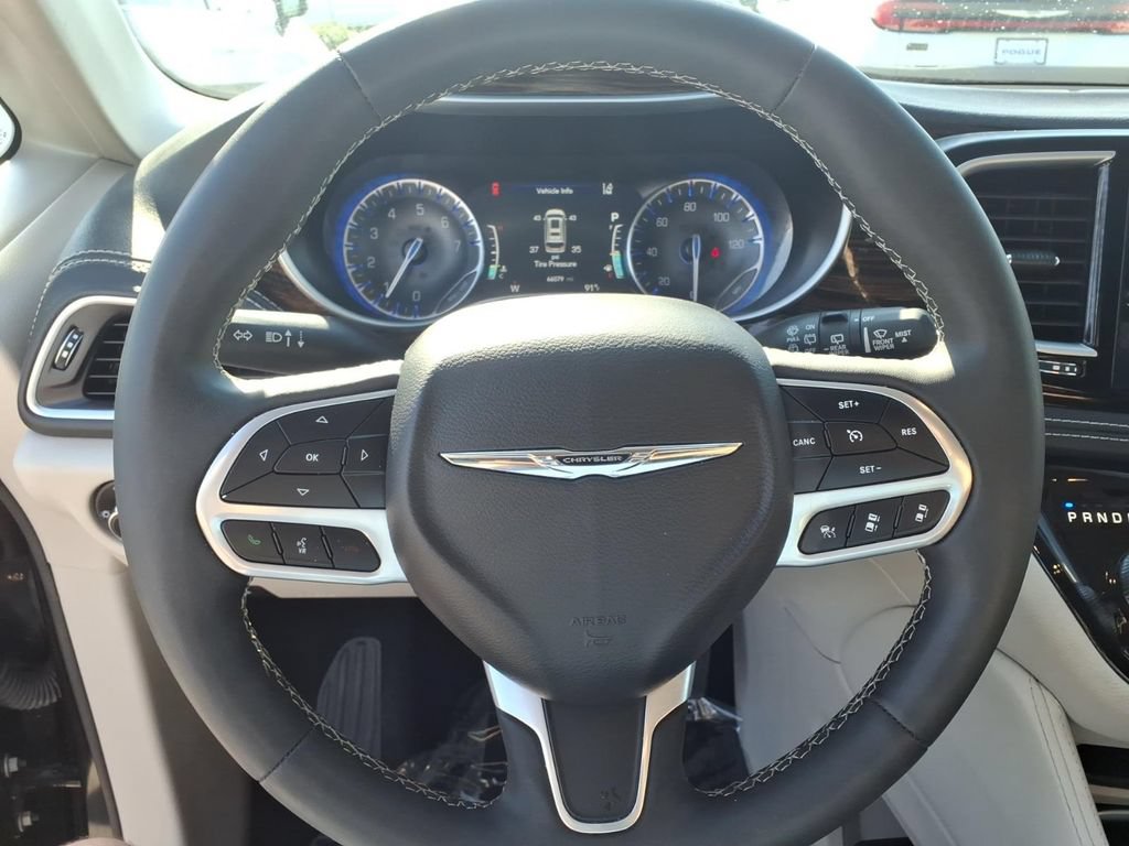 Used 2023 Chrysler Pacifica Limited FWD image 9