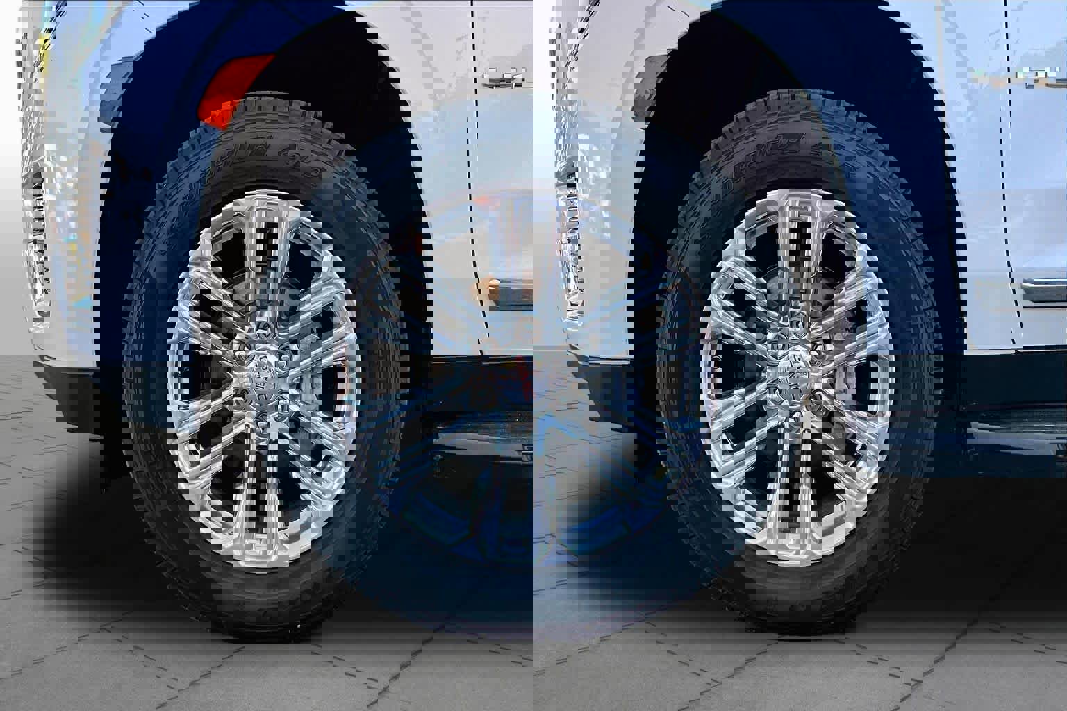 Used 2021 GMC Yukon SLT w/ SLT Premium Package image 11