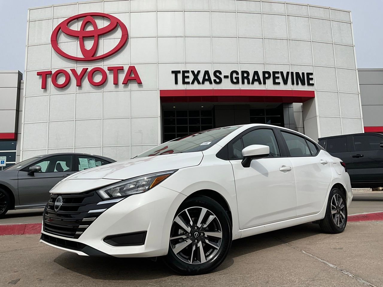 Used 2025 Nissan Versa SV image 2