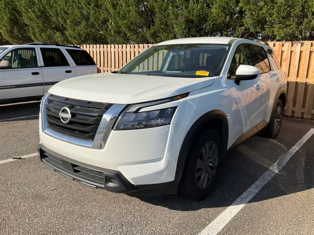 Used 2025 Nissan Pathfinder SV image 3
