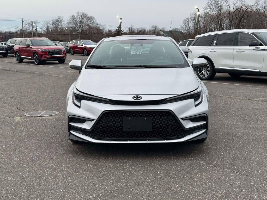 Used 2025 Toyota Corolla SE w/ SE Premium Package image 2