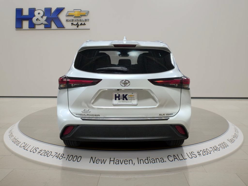 Used 2024 Toyota Highlander XLE AWD/4WD image 5