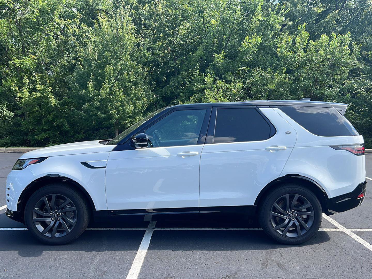 Used 2022 Land Rover Discovery S R-Dynamic AWD/4WD image 2