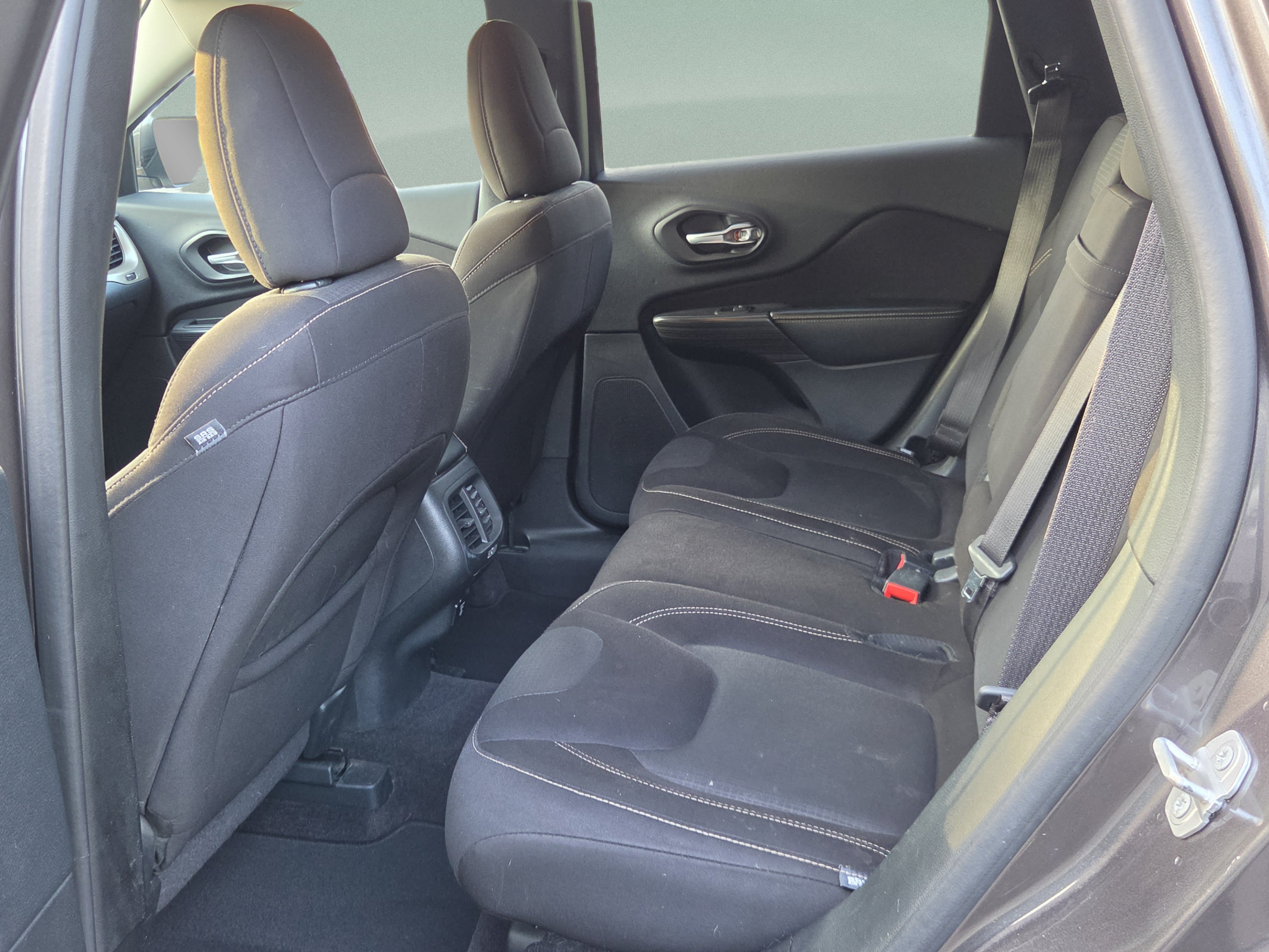 Used 2016 Jeep Cherokee Latitude w/ Comfort/Convenience Group AWD/4WD image 15