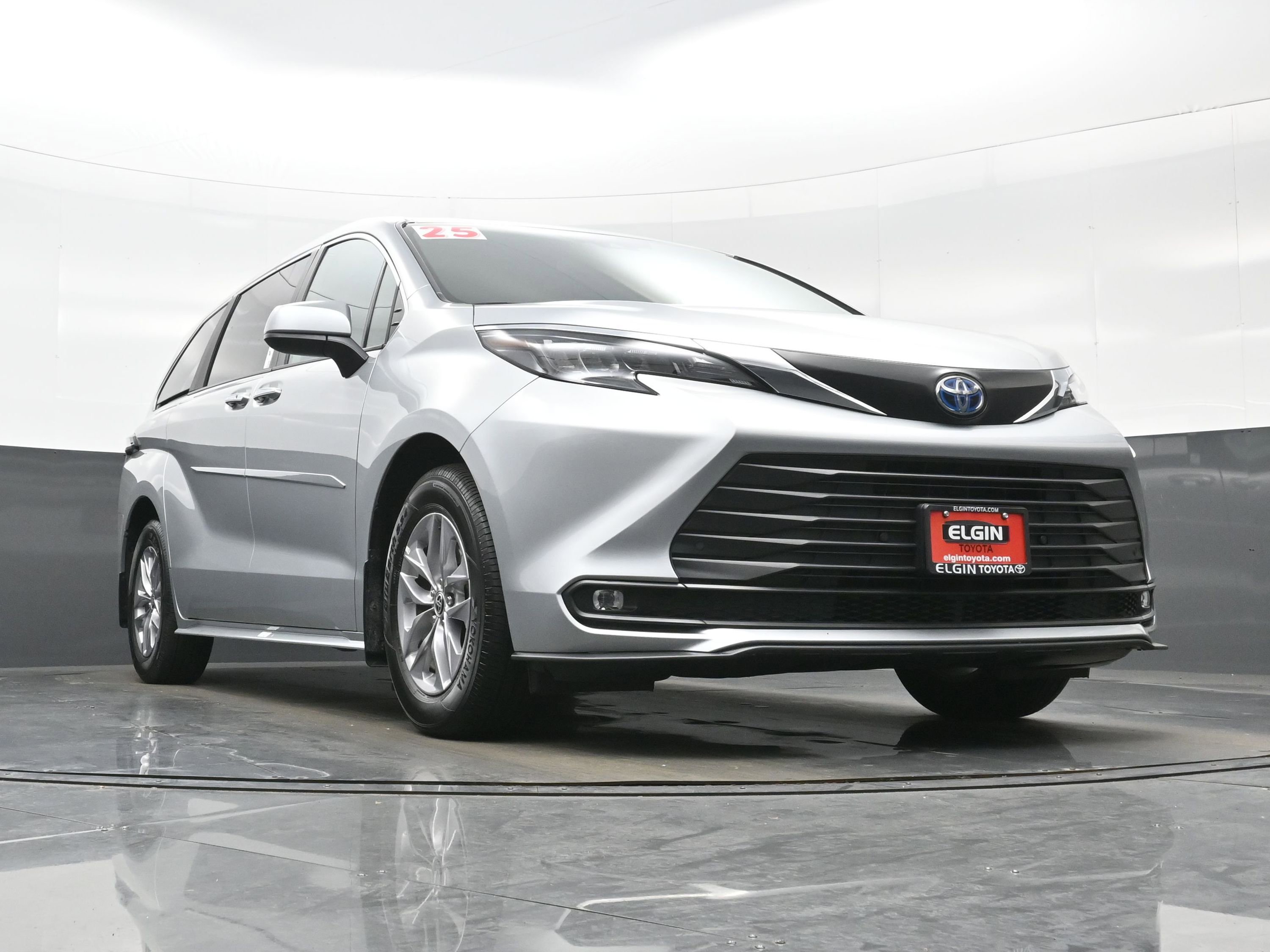 Used 2025 Toyota Sienna XLE w/ XLE Plus Package AWD/4WD image 28
