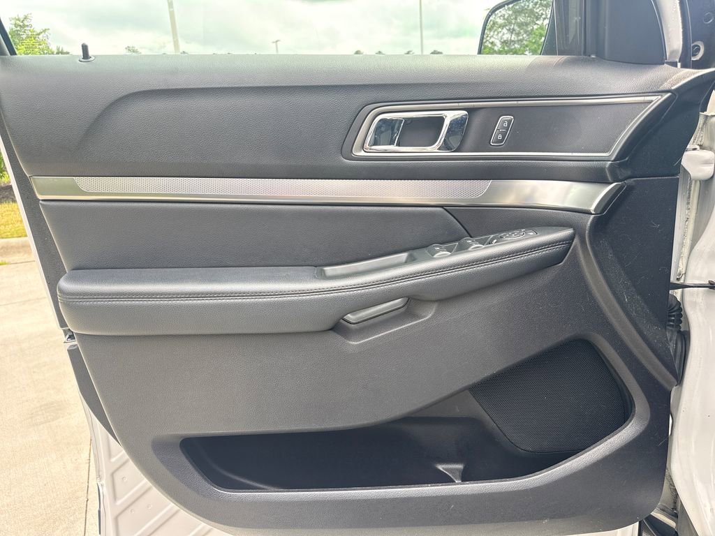Used 2019 Ford Explorer XLT w/ Equipment Group 201A AWD/4WD image 13