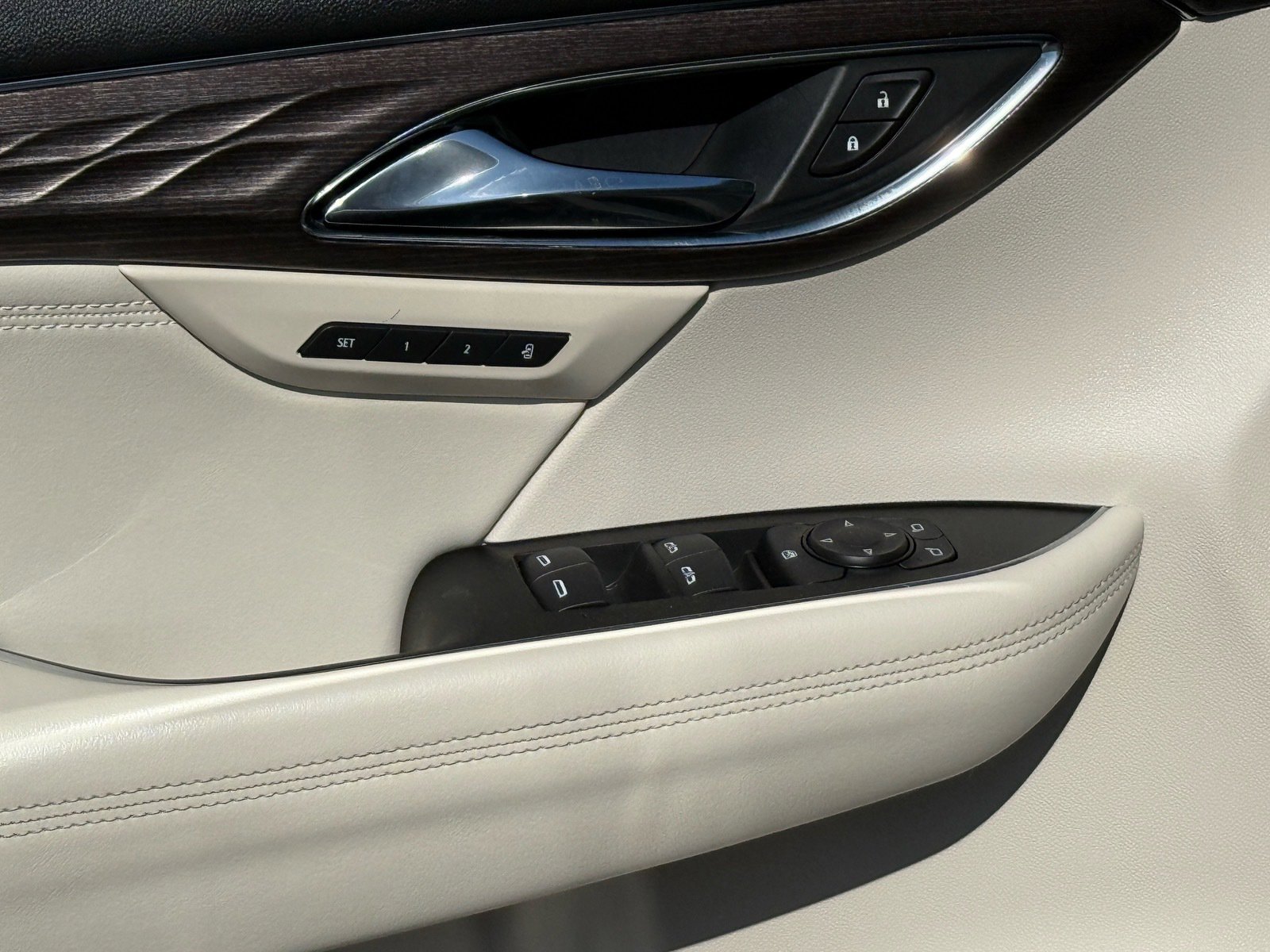 Used 2022 Buick Envision Avenir w/ Technology Package II image 18