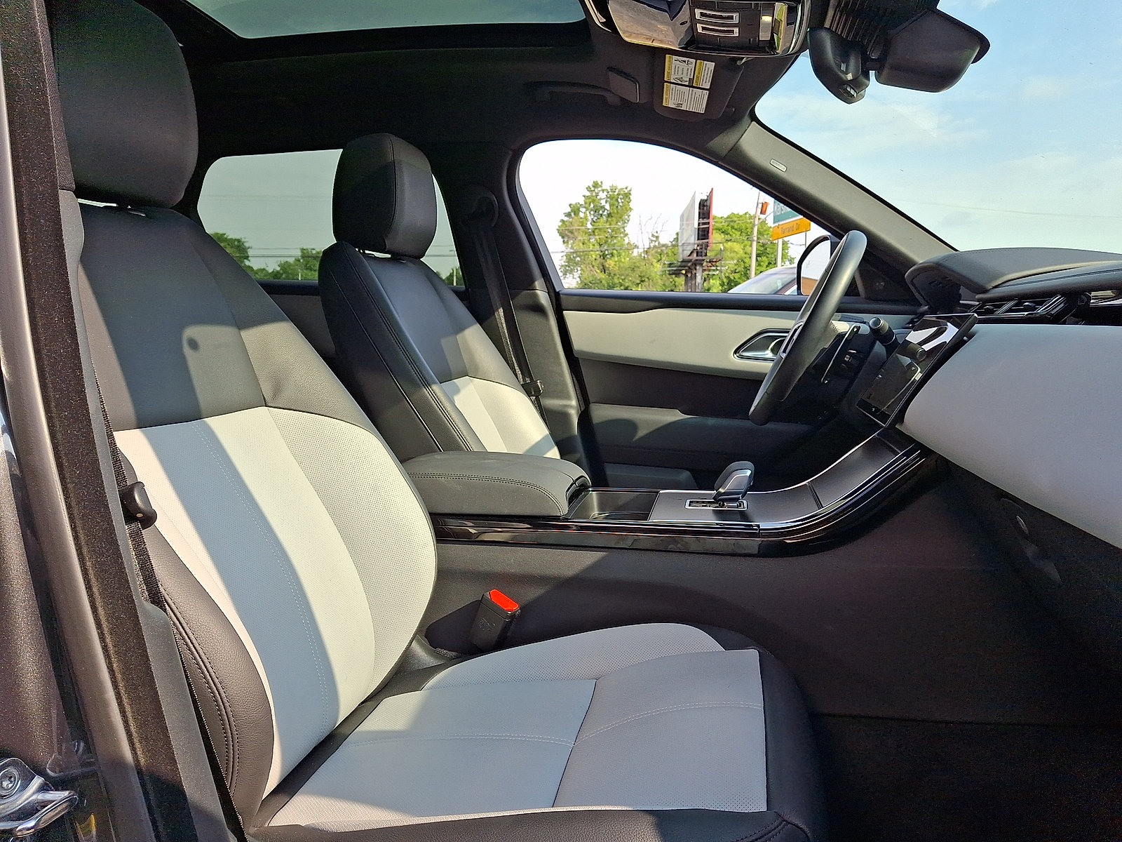 Certified 2026 Land Rover Range Rover Velar Dynamic SE AWD/4WD image 21