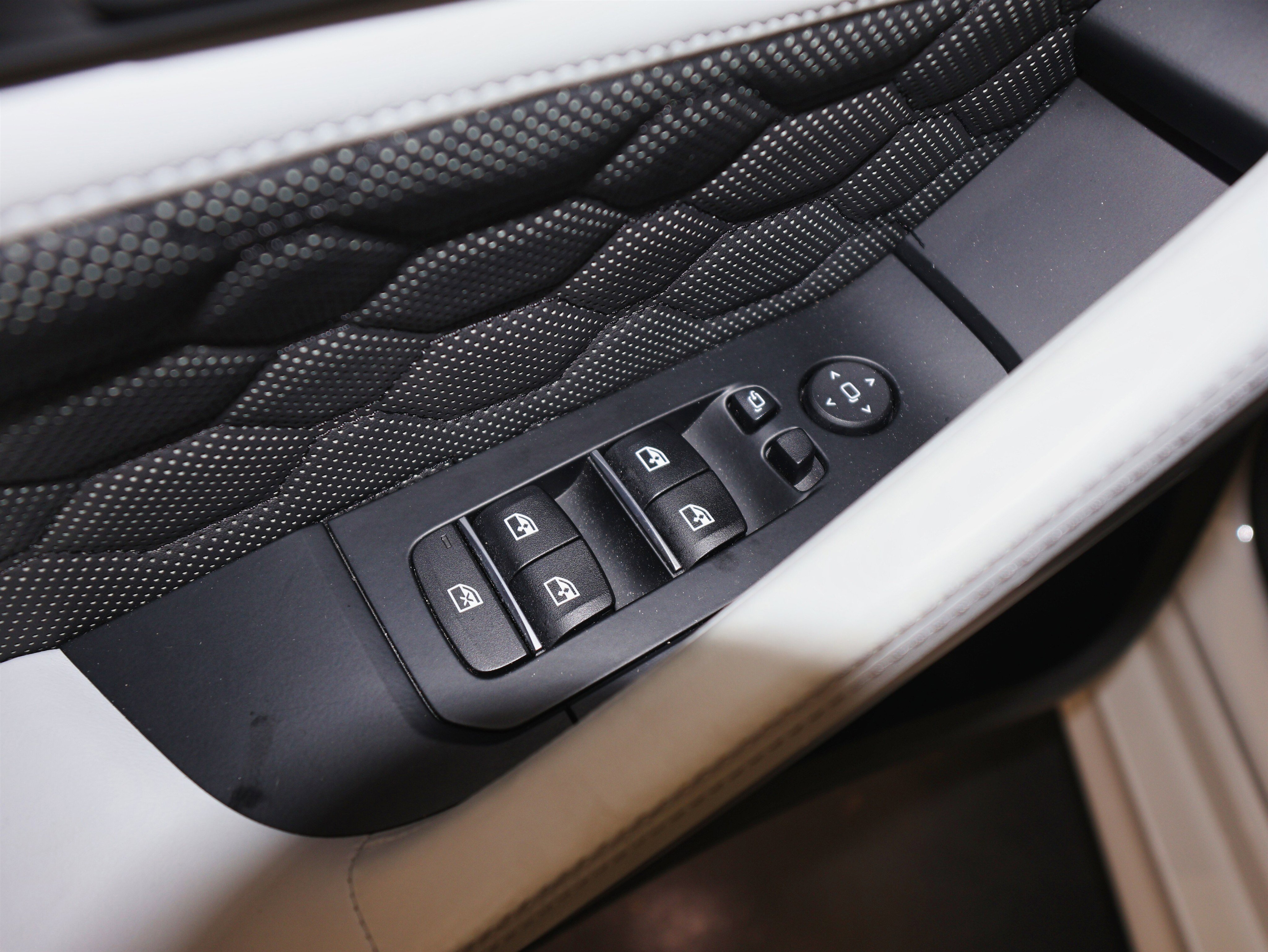 Used 2021 BMW X6 M w/ Executive Package image 25