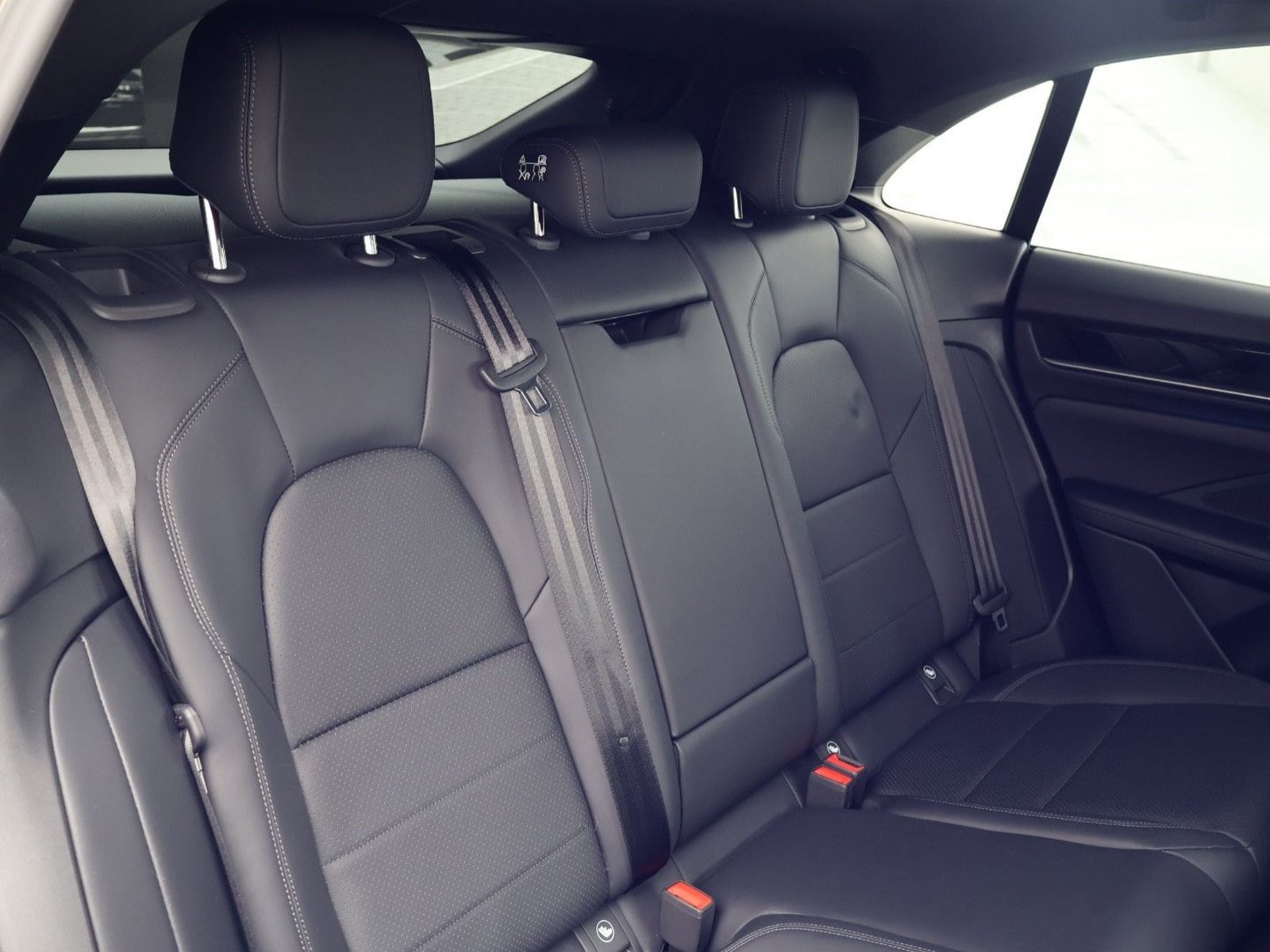 Used 2025 Porsche Macan Electric w/ Premium Package RWD image 23