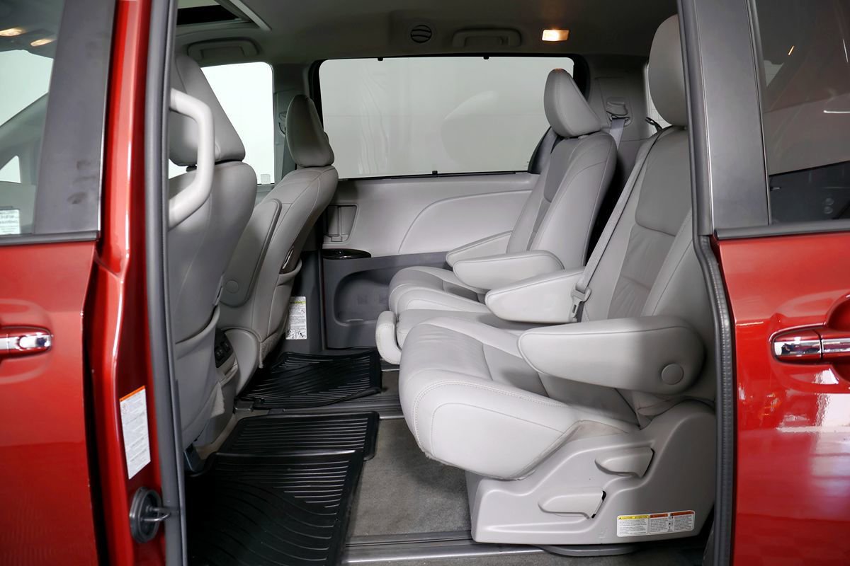 Used 2018 Toyota Sienna XLE w/ XLE Navigation Package FWD image 47