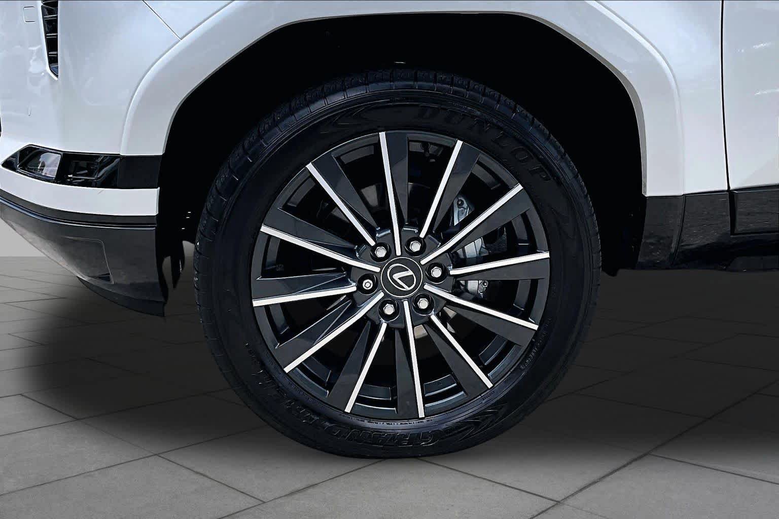 Used 2024 Lexus GX 550 w/ Accessory Package (Z1) AWD/4WD image 11