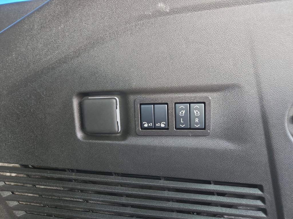 Used 2025 GMC Yukon XL Elevation w/ Elevation Premium Package image 22