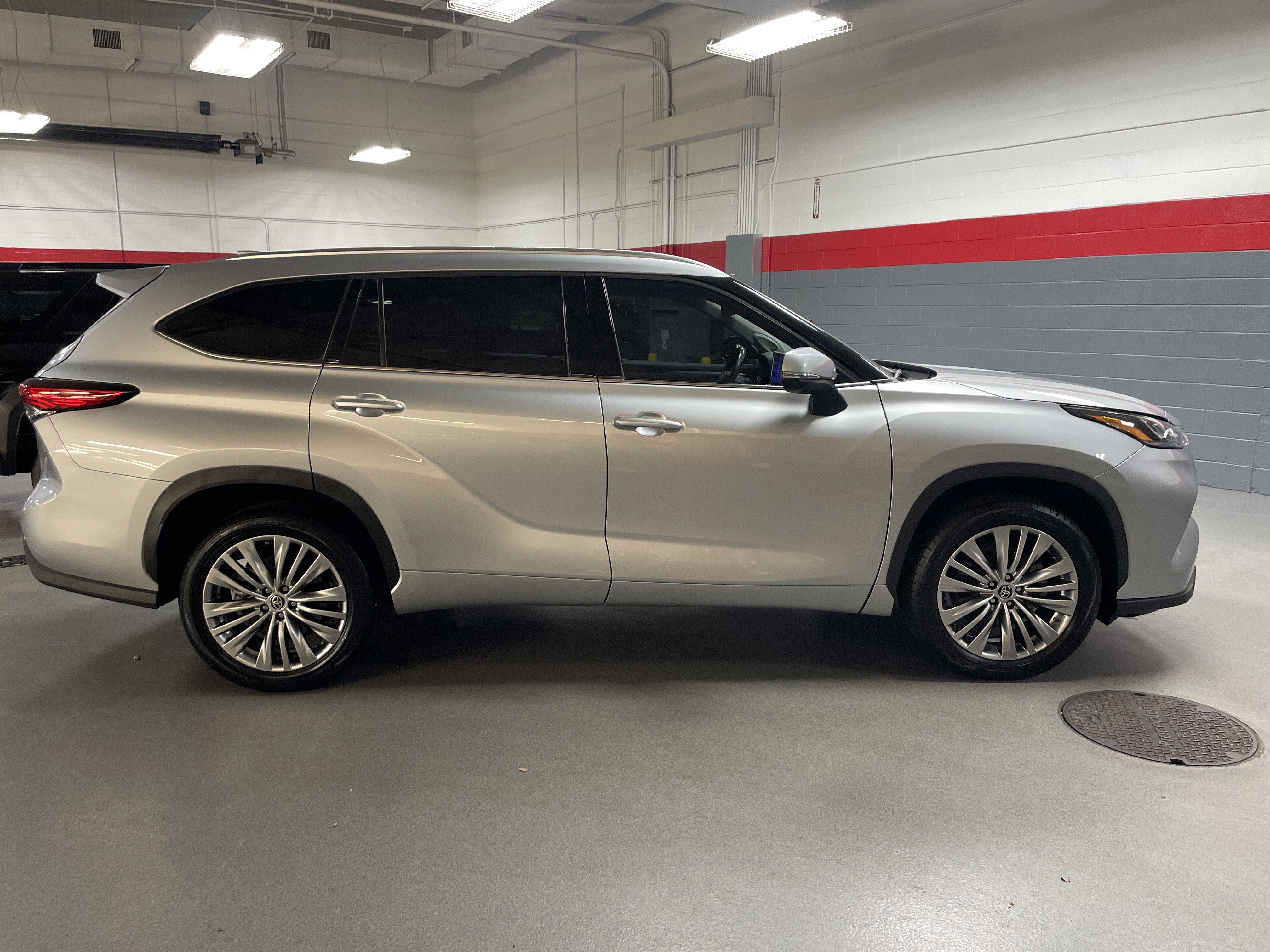 Used 2023 Toyota Highlander Platinum FWD image 11