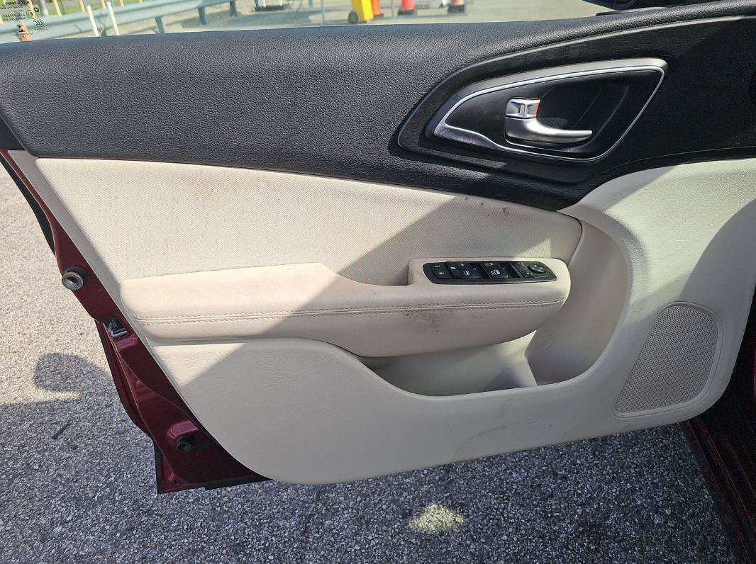 Used 2015 Chrysler 200 Limited w/ Convenience Group FWD image 9
