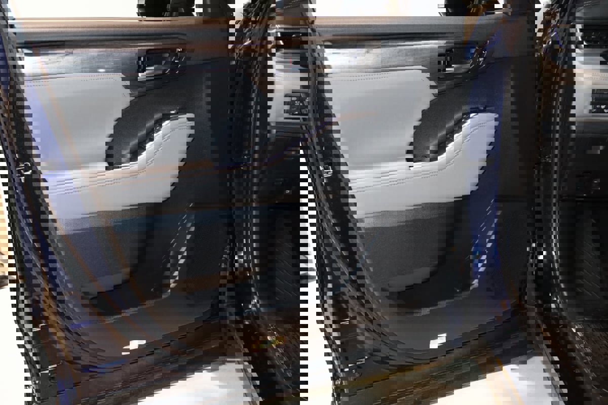 Used 2021 Toyota Highlander Platinum image 38