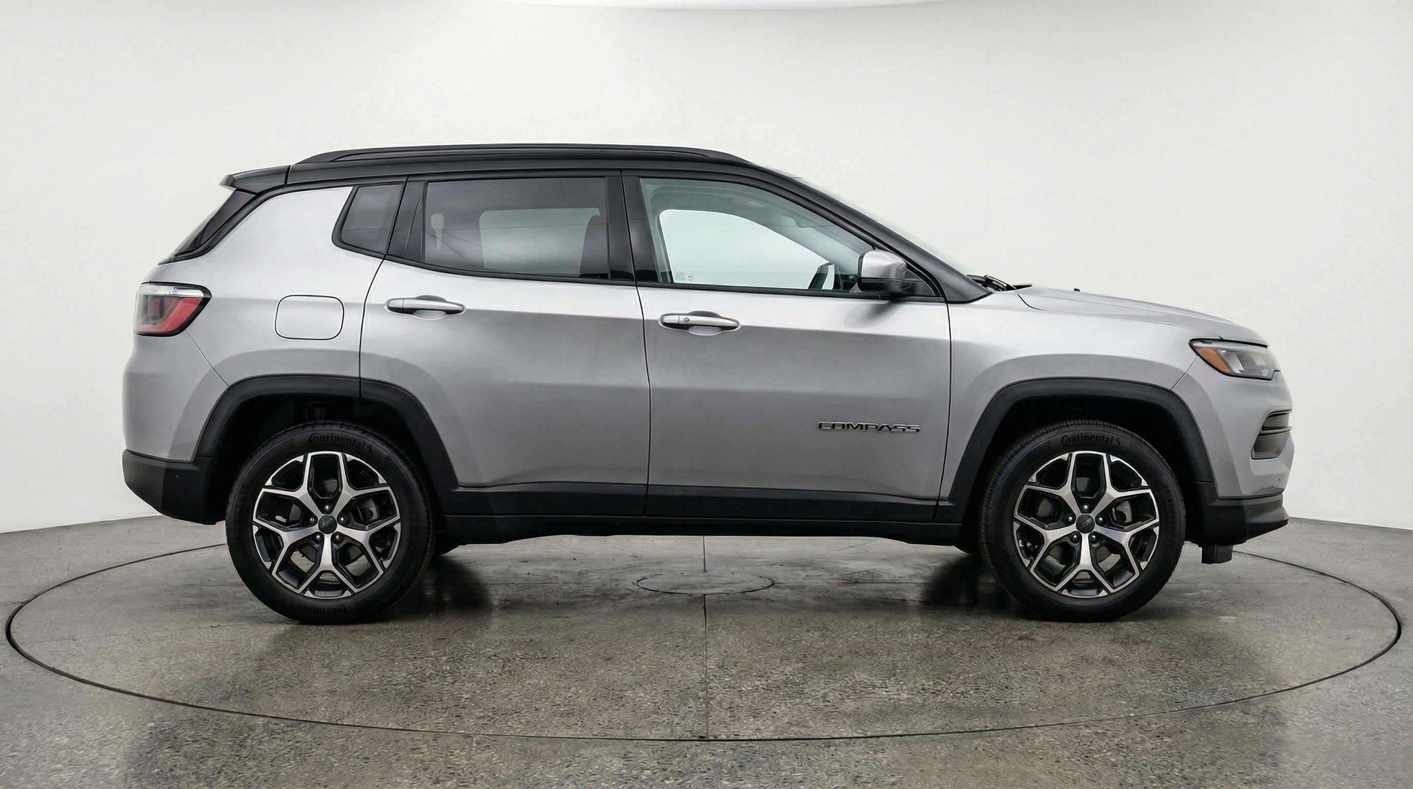 Used 2025 Jeep Compass Limited image 11
