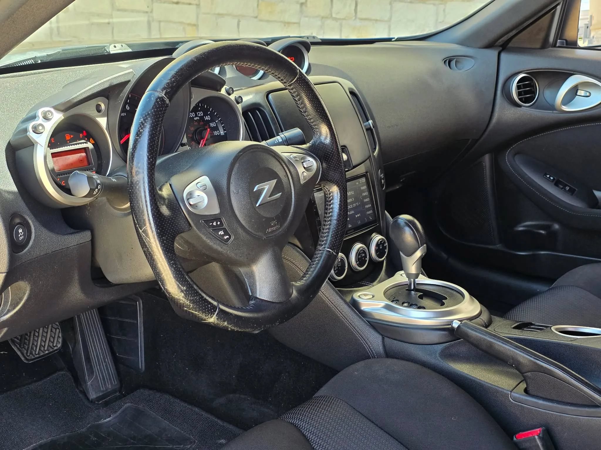 Used 2015 Nissan 370Z Coupe RWD image 10
