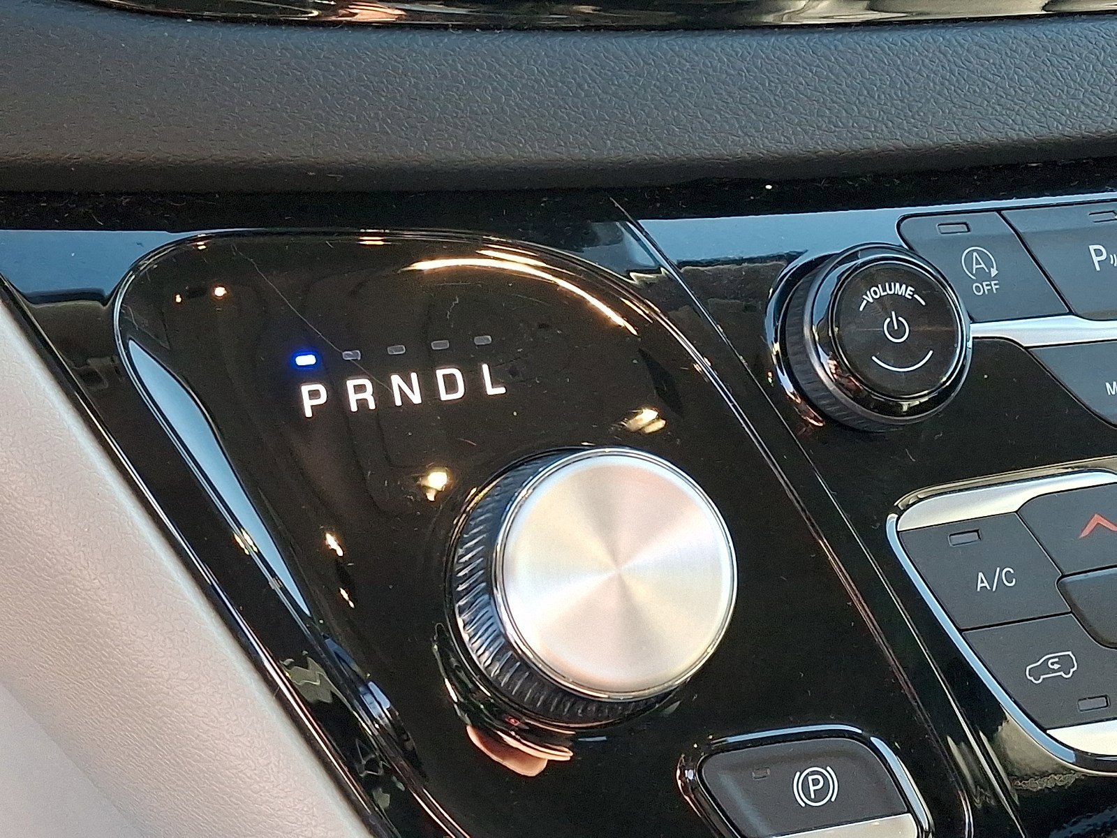 Used 2024 Chrysler Pacifica Touring-L image 14