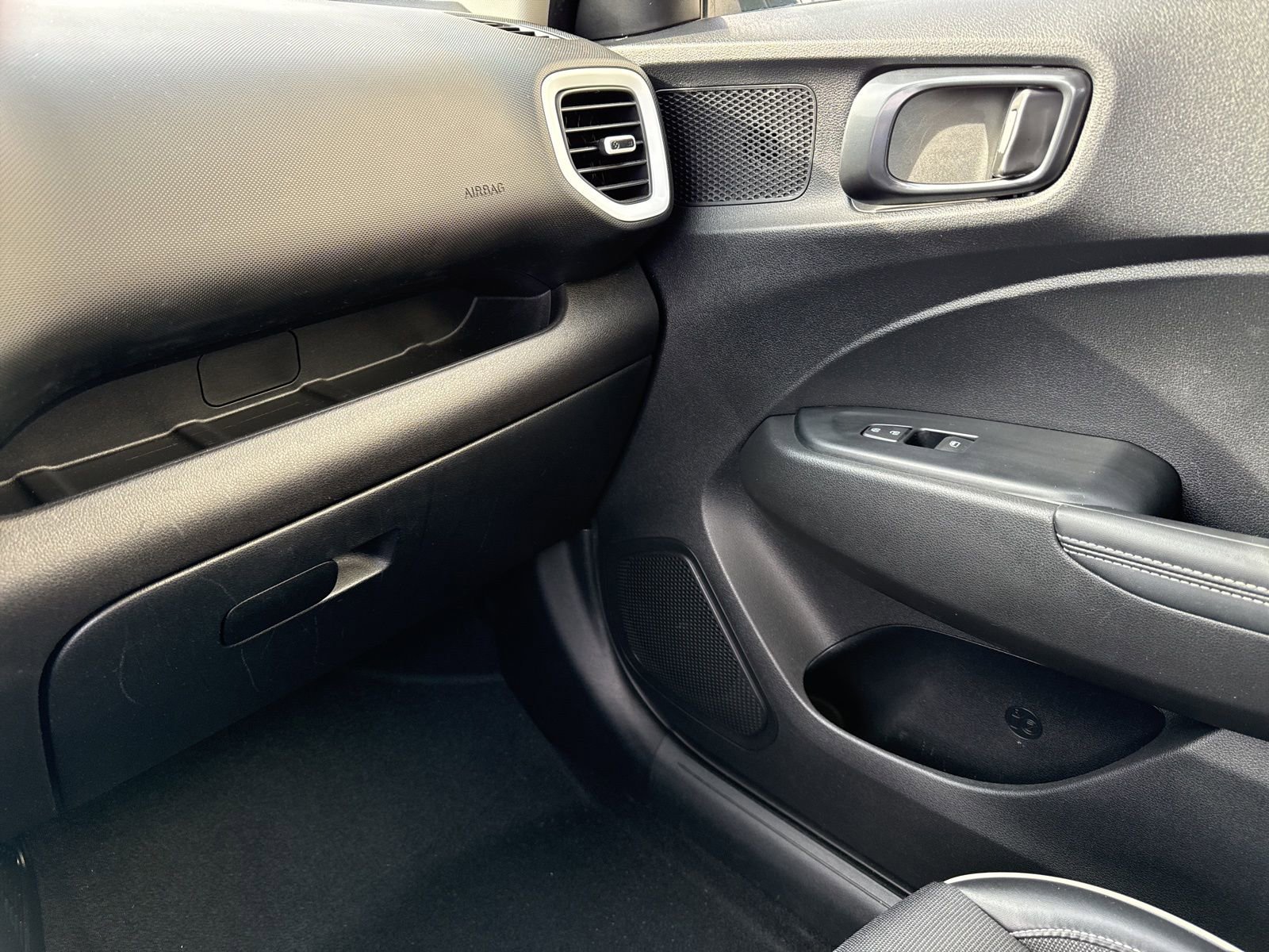 Used 2022 Hyundai Venue Limited w/ Cargo Package image 25