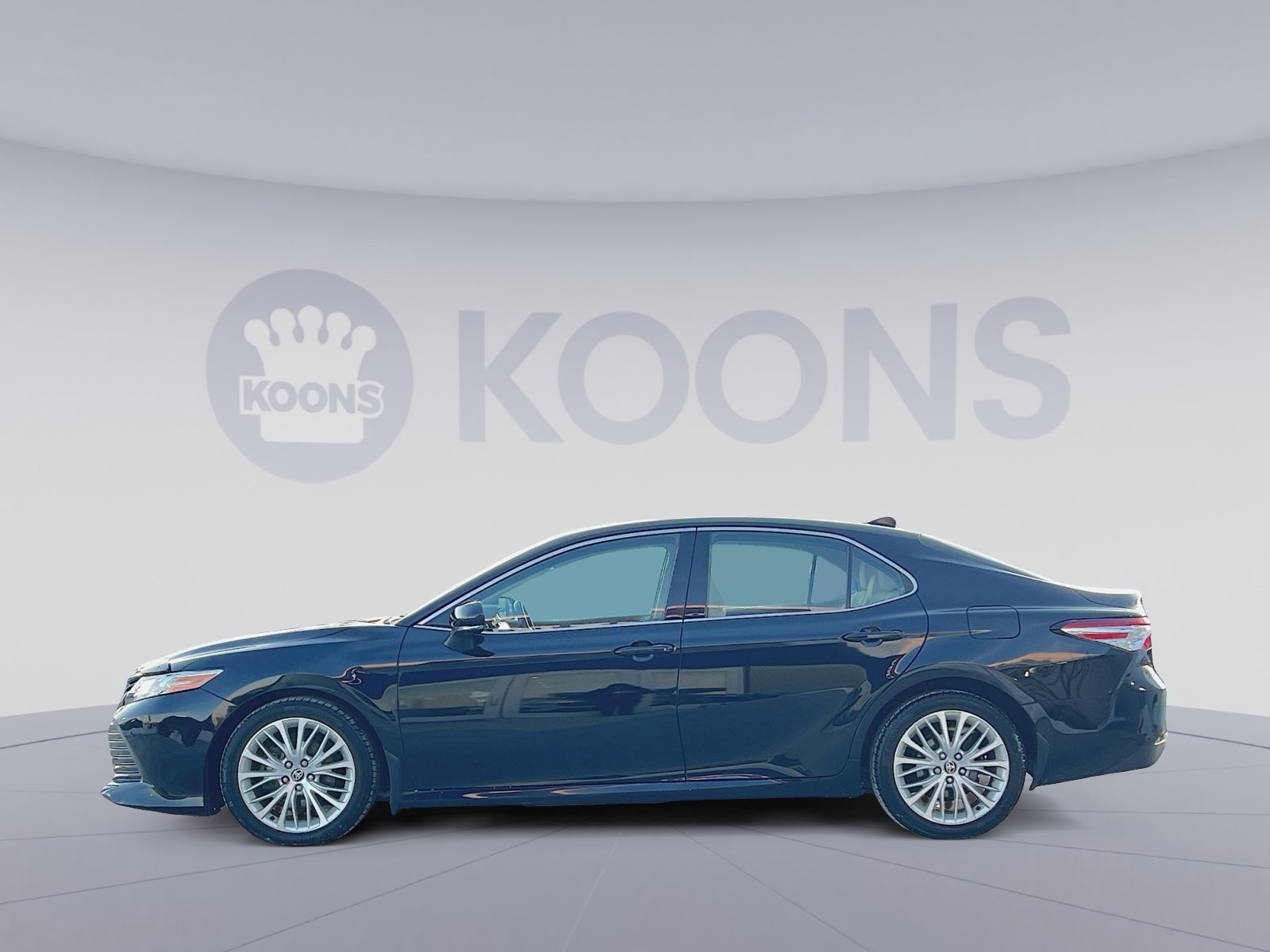 Used 2020 Toyota Camry XLE image 2