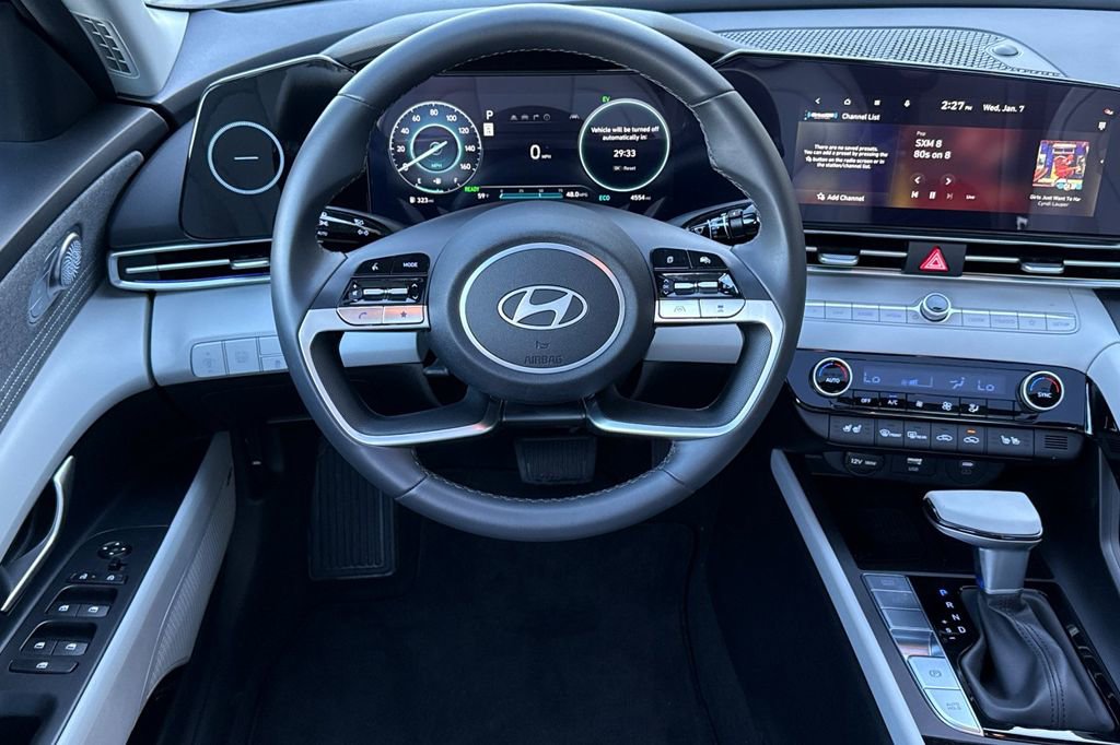 Used 2025 Hyundai Elantra Limited image 12