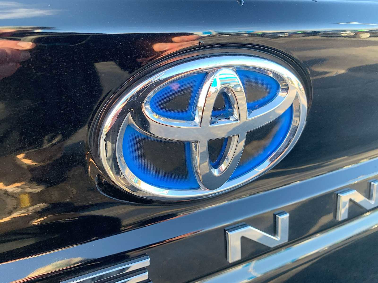 Used 2024 Toyota Sienna Limited image 32