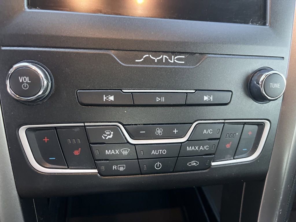 Used 2020 Ford Fusion SE image 16